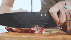 食材統(tǒng)統(tǒng)切成片，待用。