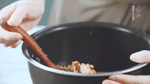 揭開鍋蓋，放上青菜，荷包蛋，就可以吃了。