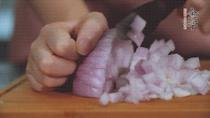 2.半個青椒、半個黃椒切圈、一個洋蔥切丁、三個白蘑菇切片備用。