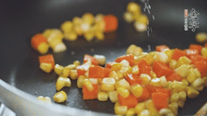 胡蘿卜、玉米洗凈后，處理成粒，加鹽簡(jiǎn)單炒制。