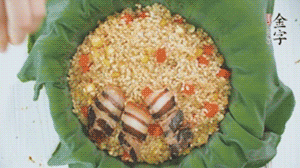 擺上金字醬肉，妥帖包裹好上鍋蒸。