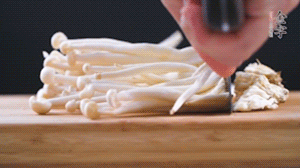 海鮮菇、蟹味菇去掉根部，洗凈。