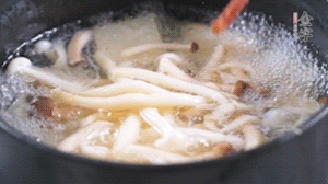 依次放火腿、豆腐，加水大火燒開，小火燉煮20分鐘，出鍋前撒上蔥花即可。