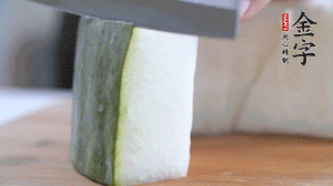 冬瓜去瓤去皮，切小塊。