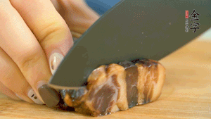 金字風(fēng)味醬肉切成片，上鍋蒸15分鐘。