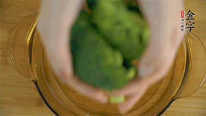 西蘭花洗凈，切成小塊汆燙，切碎。