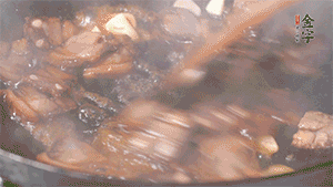 熱油下鍋，爆香蒜片。放入醬肉翻炒片刻后,下豌豆尖均勻翻炒。