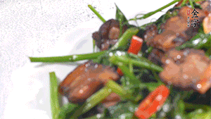 出鍋前加少許鹽調(diào)味。