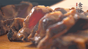 金字醬肉切成小丁。