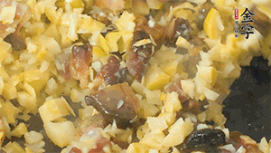 熱油起鍋，下醬肉丁炒香，再加入筍丁、適量水淀粉勾芡翻炒均勻。