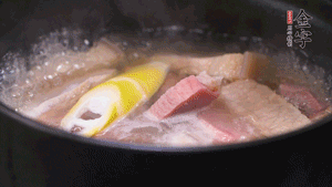 火肉、豬肉加料酒、清水大火煮開(kāi)后，加入春筍小火慢燉40分鐘，出鍋前撒蔥花即可。