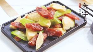 熱油下鍋，依次下金字香腸、萵筍、冬筍，均勻翻炒。