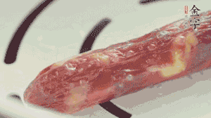 香腸蒸至半熟切片，筍切丁備用。