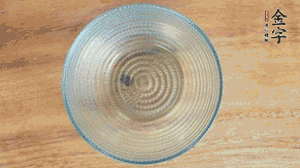 取一個碗，香菇倒放，香腸片圍繞鋪成圓形，加炒好的米飯壓實。