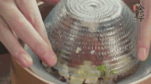 碗倒扣到盤中，擺上焯水后的熟蝦仁即可。