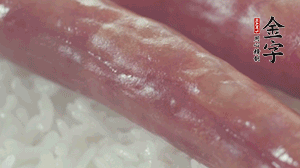 關(guān)上蓋子，煮到米飯露出時。