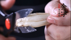 蟹味菇去掉根部洗凈。