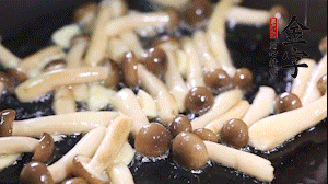 熱油下鍋煸香蒜末，依次加蟹味菇、香腸、西蘭花均勻翻炒，放適量水燜煮3分鐘。