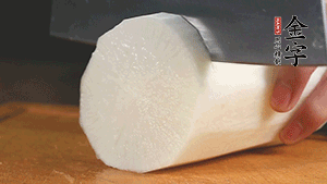 白蘿卜去皮切塊，豆芽洗凈。