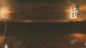 冷水下鍋，加入牛仔骨、姜片焯水備用。