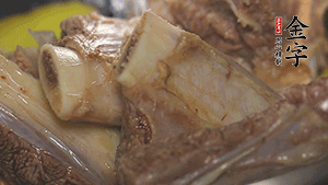 鍋中加熱適量油，加入姜和牛仔骨炒至外表呈金棕色。