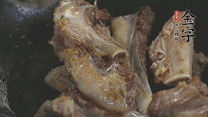 加入白蘿卜、料酒、水、火腿煮40分鐘。