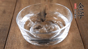 黑木耳泡發(fā)備用。