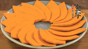 秋葵、南瓜交叉擺在盤中，然后香腸片置于上面，擺成花環(huán)狀。