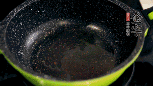 盆中放入炒好的蘿卜絲、香腸等食材，加粘米粉、澄粉，一邊倒香菇水，一遍攪拌成稀糊狀。（加入少量的澄粉可以讓蘿卜糕質(zhì)地柔軟又充滿彈性，而且還可以增加成品的透明感。 ）