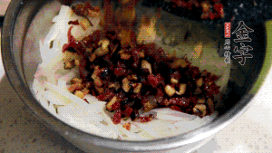 在蒸盤中鋪上油紙，鋪好食材后壓一壓，蒸箱中蒸30分鐘即可。（蒸好的蘿卜糕切成厚片，用少量油煎一下，撒點(diǎn)蔥花口味更好。）