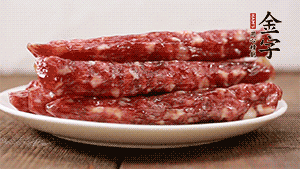 金字香腸切小段備用。