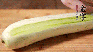 絲瓜去皮，切成1cm厚的小圈。