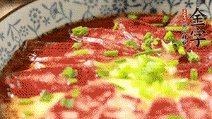 出鍋前淋上少許生抽、香油調(diào)味，撒上蔥花就可以了。