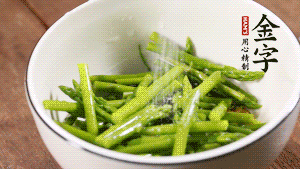 將調(diào)料放入準(zhǔn)備好的食材中，攪拌均勻。