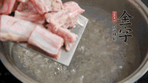 剁成塊狀的排骨洗凈，放入沸騰的鍋中，加姜片汆燙，2分鐘后撈出備用。