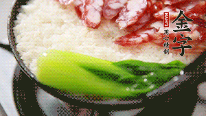 5分鐘后，在鍋邊用勺子淋一圈少少的油。打雞蛋，放青菜，把調(diào)好的醬汁倒入。（在米飯周圍用小勺沿著鍋邊淋上一圈油，是為了吃到地道的鍋巴。這個過程可以稍微轉(zhuǎn)動下鍋，使四壁受熱均勻。）