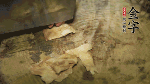 加適量溫水淹沒食材，大火燉至水沸后再小火慢燉1小時，出鍋前10分鐘加枸杞。（焯過水后的豬蹄不應再用涼水，用溫水燉煮更容易軟爛。也可以用高壓鍋或者有煲湯功能的電飯煲，省時又便于入味。）