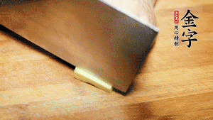 將雞、生姜片、火腿片放入砂鍋中，注入清水淹沒雞身。（燉湯最適宜冷水下鍋，隨著水溫的慢慢升高，原料會充分釋放出營養(yǎng)。）