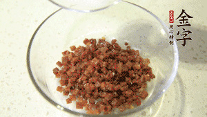 【月餅餡】2．火腿丁、白砂糖、蜂蜜攪拌腌漬2小時(shí)。