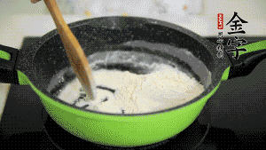 【月餅餡】3．把面粉放入干凈的炒鍋，小火加熱不斷翻炒，至呈微黃色熟透。在腌漬好的火腿丁中加熟面粉，拌勻后，加黃油拌勻揉搓成12個(gè)小球，放冰箱冷藏備用。