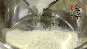 【油皮】1．將油皮材料放入料盆中，緩緩加100ml水，攪拌成雪花片狀。在案板上反復(fù)揉搓成有一定筋度的光潔面團(tuán)，搓成12個(gè)團(tuán)子。