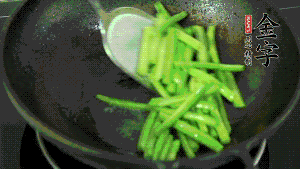 鍋中倒油，油溫7成熱時(shí)，放入四季豆煸炒至變色，然后放入香腸均勻翻炒，加少許清水燜煮1分鐘。