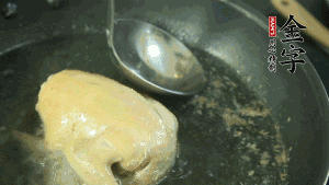 鴿子去毛和內(nèi)臟，處理干凈。大火燒開鍋中的水，放入鴿子汆燙3分鐘，撇清血沫，撈出備用。（為了保證湯色純正，肉類在煲制前要先去除殘留的血水，煲湯時(shí)一定要冷水下鍋，這樣肉里的蛋白質(zhì)才可以充分地溶解到湯里，湯的味道才會(huì)鮮美。）