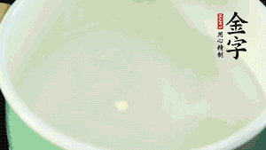 鍋中盛涼水，放入汆燙好的鴿子、火腿片、生姜片。