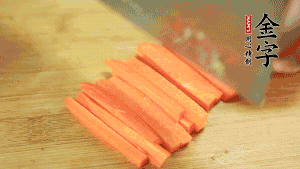 洋蔥、青椒、胡蘿卜切成粒備用。