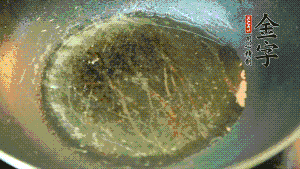 熱油起鍋，依次放入胡蘿卜粒、青椒粒、洋蔥粒煸炒均勻。