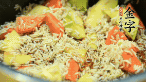 加入切好的胡蘿卜塊和南瓜塊、鹵牛肉塊攪拌均勻。放入電飯煲，按“煮飯模式”。