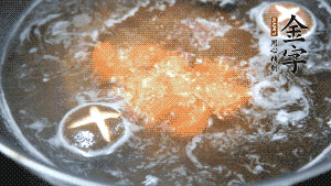 將烏冬面放入調好味的面湯中一起煮熟。（選擇烏冬面的原因，第一是因為菜鳥也能很好地做出成品，而不用擔心會糊鍋或者黏在一起；第二是因為白色的面條，在夏天看起來更有食欲。）