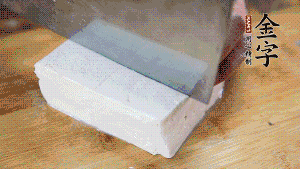 豆腐切成小塊，臘肉切成薄片，辣椒切成小圈。