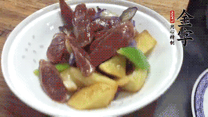 加少量生抽、鹽、糖、雞精調(diào)味，炒熟出鍋即可。